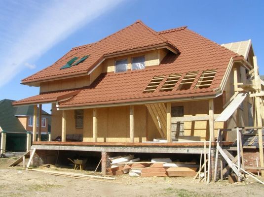 Ελαφρύς βάρος πέτρα επικαλυμμένη μεταλλική κεραμίδα οροφής σύγχρονο σχεδιασμό με εξατομικευμένα χρώματα 0,38-0,45mm σε καλό